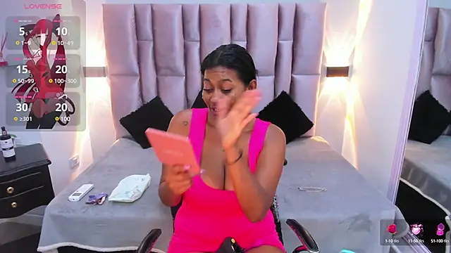 Snapshot of LAYLATAYLOR_ chatting on 19, 2, 2025 LAYLATAYLOR online show from 19, 2, 2025