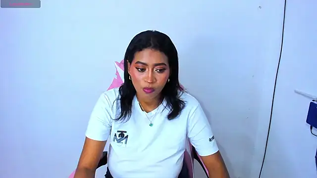 Snapshot of LAYLATAYLOR_ chatting on 27, 2, 2025 LAYLATAYLOR online show from 27, 2, 2025