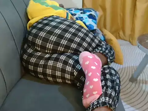 Snapshot of leslysexygirl chatting on 28, 10, 2025 leslysexygirl online show from 28, 10, 2025