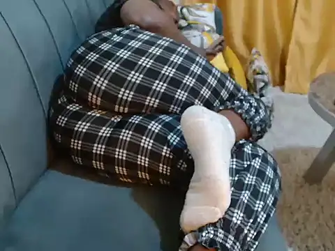 Snapshot of leslysexygirl chatting on 16, 11, 2025 leslysexygirl online show from 16, 11, 2025