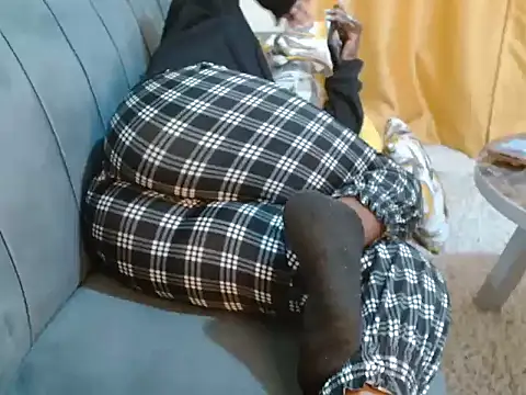 Snapshot of leslysexygirl chatting on 17, 11, 2025 leslysexygirl online show from 17, 11, 2025