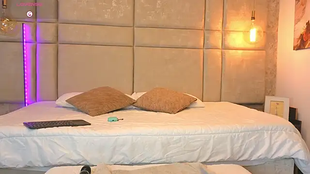 AlessiaLondon online show from 8, 10, 2025