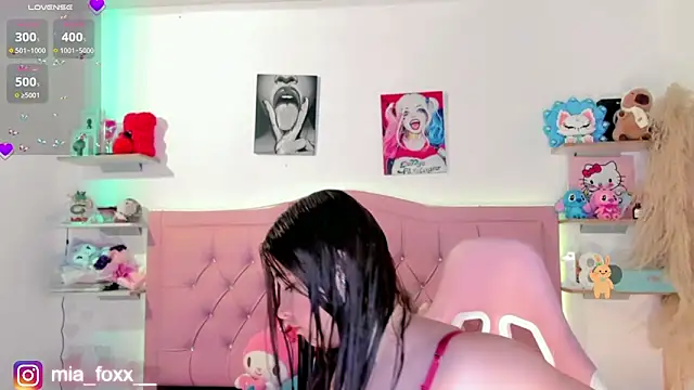 Mia foxx  online show from 3, 12, 2025