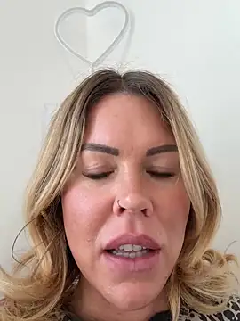 Snapshot of Lara_Bergmann chatting on 2, 3, 2025 Lara Bergmann online show from 2, 3, 2025