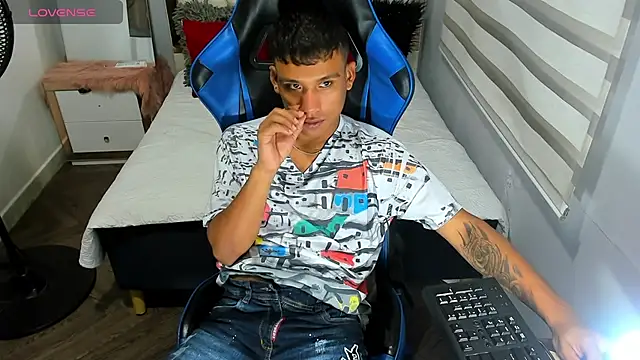 Snapshot of Backsex_boy chatting on 12, 10, 2025 Backsex boy online show from 12, 10, 2025