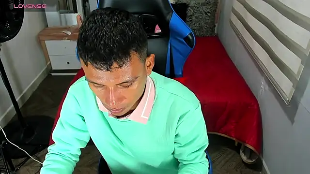 Snapshot of Backsex_boy chatting on 30, 10, 2025 Backsex boy online show from 30, 10, 2025