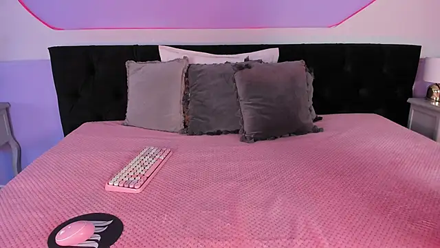 Julieta Cortes   online show from 2, 12, 2025