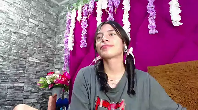 Snapshot of Sasha_Petitte chatting on 7, 3, 2025 Sasha Petitte online show from 7, 3, 2025