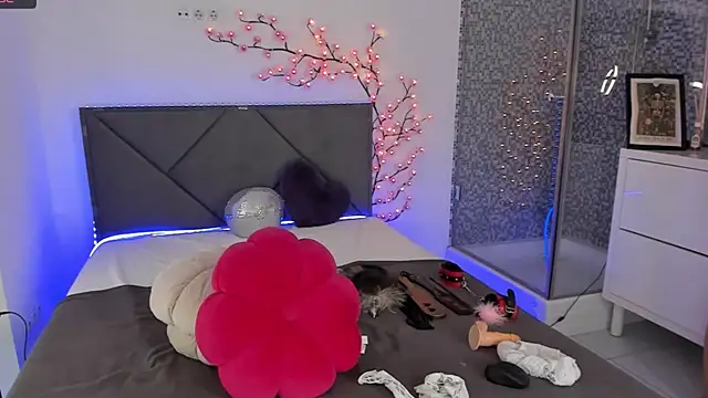 Snapshot of CassieEvans chatting on 8, 10, 2025 CassieEvans online show from 8, 10, 2025