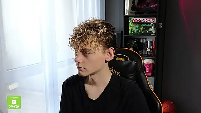 Snapshot of Keytaro chatting on 12, 10, 2025 Keytaro online show from 12, 10, 2025