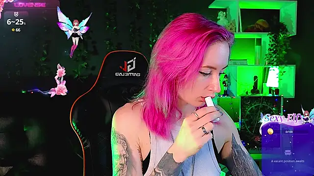 Snapshot of _HelenCarter chatting on 2, 2, 2025 HelenCarter online show from 2, 2, 2025