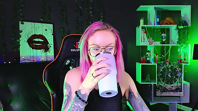 Snapshot of _HelenCarter chatting on 8, 3, 2025 HelenCarter online show from 8, 3, 2025