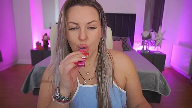 Snapshot of KiraCandyS chatting on 5, 1, 2026 KiraCandyS online show from 5, 1, 2026