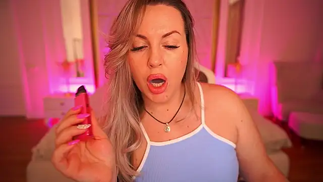 Snapshot of KiraCandyS chatting on 8, 2, 2026 KiraCandyS online show from 8, 2, 2026