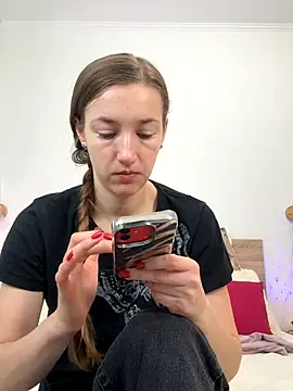 Snapshot of KateRedgar chatting on 8, 11, 2025 KateRedgar online show from 8, 11, 2025