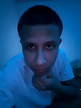 Snapshot of AdrianUquillas chatting on 26, 11, 2025 AdrianUquillas online show from 26, 11, 2025