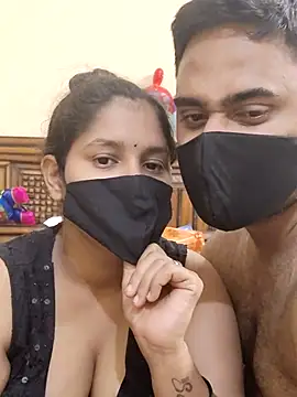 Snapshot of IND_COUPLE1 chatting on 5, 3, 2025 IND COUPLE1 online show from 5, 3, 2025