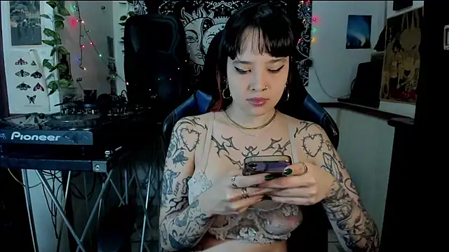 Demongirl6666 online show from 20, 3, 2025