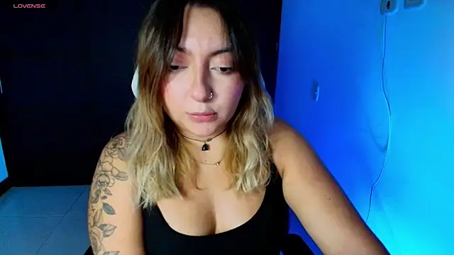 Snapshot of miaawild chatting on 4, 12, 2025 miaawild online show from 4, 12, 2025