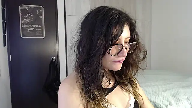 Snapshot of mariana124- chatting on 27, 10, 2025 mariana124- online show from 27, 10, 2025