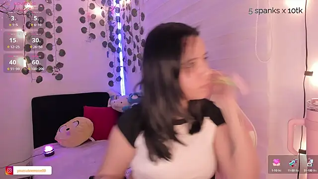 Snapshot of moonliiiight1 chatting on 2, 1, 2025 moonliiiight1 online show from 2, 1, 2025