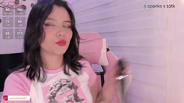 Snapshot of moonliiiight1 chatting on 8, 1, 2025 moonliiiight1 online show from 8, 1, 2025