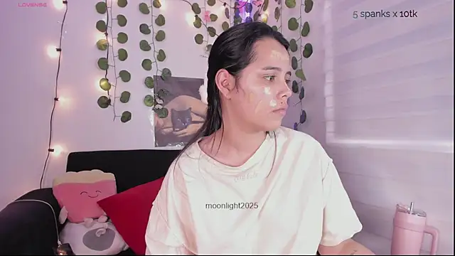 Snapshot of moonliiiight1 chatting on 18, 9, 2025 moonliiiight1 online show from 18, 9, 2025