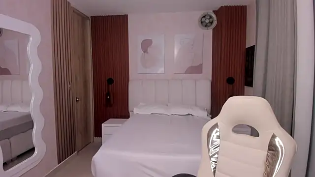 Snapshot of Leah_Sweetie chatting on 8, 10, 2025 Leah Sweetie online show from 8, 10, 2025