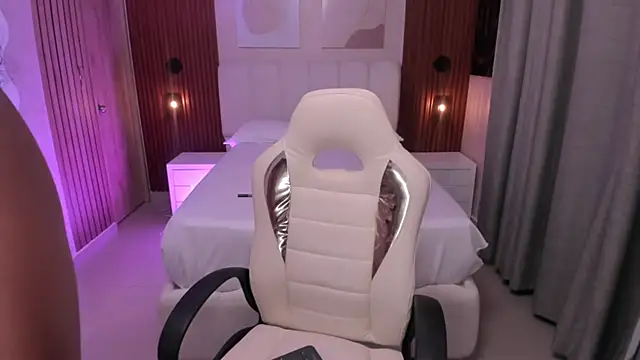 Snapshot of Leah_Sweetie chatting on 25, 10, 2025 Leah Sweetie online show from 25, 10, 2025