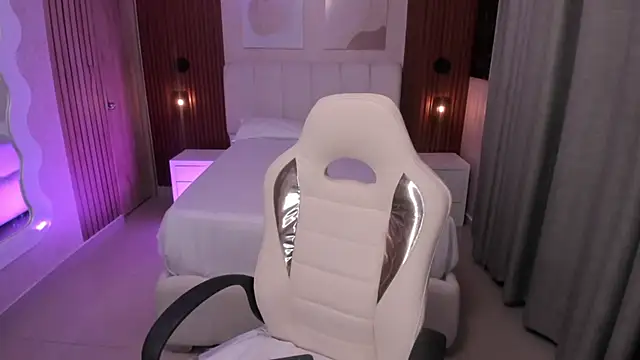 Snapshot of Leah_Sweetie chatting on 4, 11, 2025 Leah Sweetie online show from 4, 11, 2025