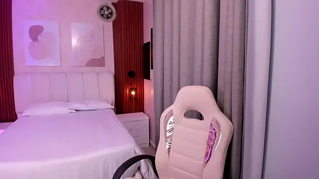 Snapshot of Leah_Sweetie chatting on 7, 11, 2025 Leah Sweetie online show from 7, 11, 2025