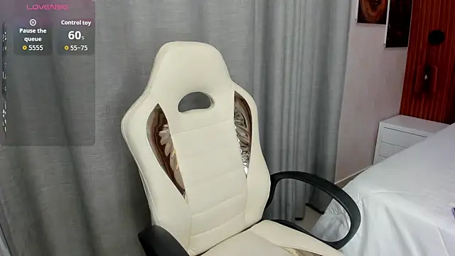 Snapshot of Leah_Sweetie chatting on 13, 11, 2025 Leah Sweetie online show from 13, 11, 2025