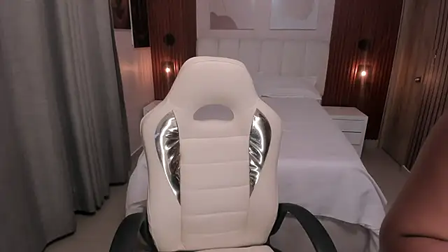 Snapshot of Leah_Sweetie chatting on 17, 11, 2025 Leah Sweetie online show from 17, 11, 2025