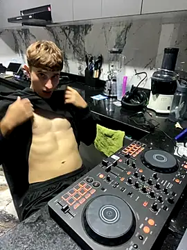 Snapshot of oliver_Lz chatting on 11, 10, 2025 oliver Lz online show from 11, 10, 2025