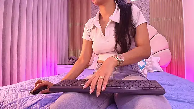 Snapshot of aisha_sh chatting on 1, 11, 2025 aisha sh online show from 1, 11, 2025