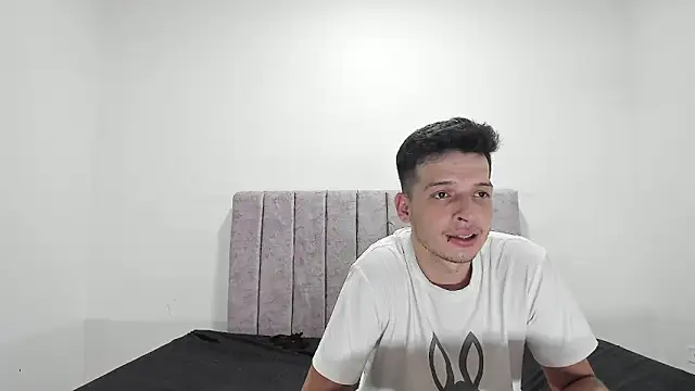 Snapshot of FerneyManti chatting on 2, 2, 2025 FerneyManti online show from 2, 2, 2025