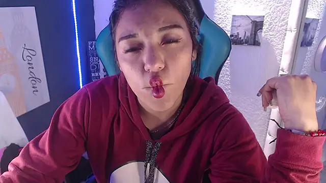 Snapshot of MartinaFonse chatting on 10, 12, 2024 MartinaFonse online show from 10, 12, 2024