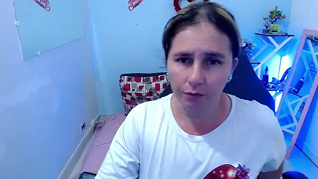 Snapshot of victoria_jones chatting on 5, 3, 2026 victoria jones online show from 5, 3, 2026