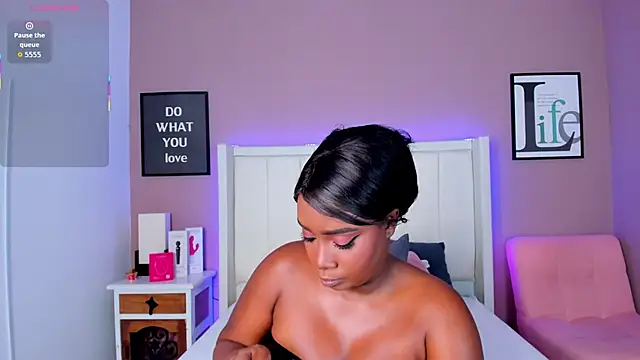 Britanymooree online show from 12, 11, 2025