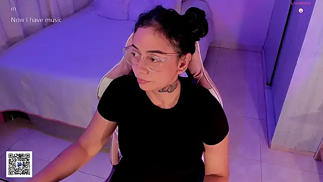 Snapshot of Aleja24Evans chatting on 2, 2, 2025 Aleja24Evans online show from 2, 2, 2025