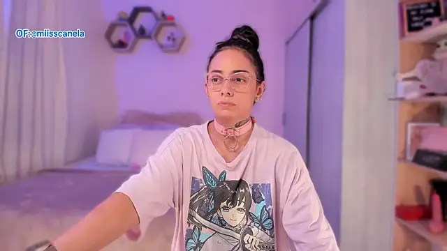 Snapshot of Aleja24Evans chatting on 6, 10, 2025 Aleja24Evans online show from 6, 10, 2025