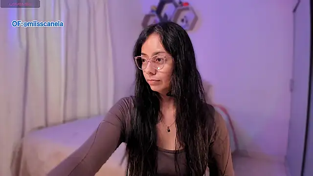 Snapshot of Aleja24Evans chatting on 27, 10, 2025 Aleja24Evans online show from 27, 10, 2025