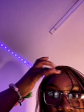 Snapshot of LillShayy chatting on 18, 12, 2025 LillShayy online show from 18, 12, 2025