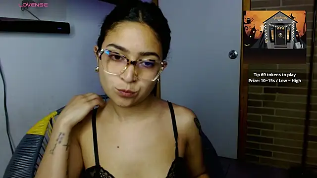Snapshot of helenacyruss chatting on 6, 11, 2025 helenacyruss online show from 6, 11, 2025