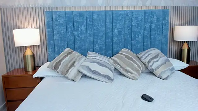 Ivi Akina online show from 8, 11, 2025