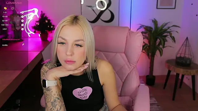 Snapshot of Crystal_Barbie chatting on 10, 12, 2024 Crystal Barbie online show from 10, 12, 2024