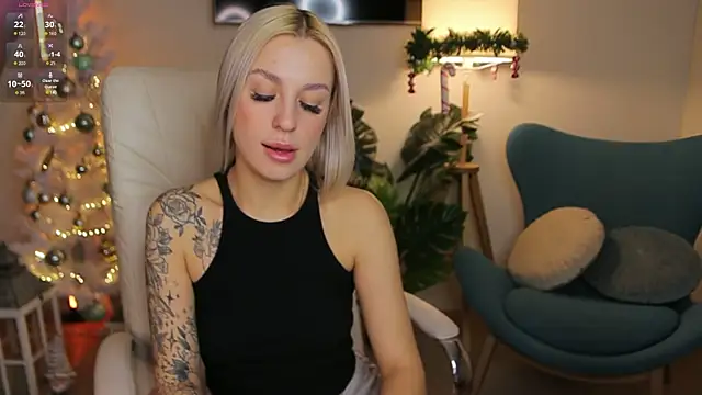 Snapshot of Crystal_Barbie chatting on 12, 12, 2024 Crystal Barbie online show from 12, 12, 2024