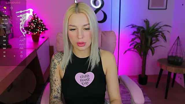 Snapshot of Crystal_Barbie chatting on 7, 1, 2025 Crystal Barbie online show from 7, 1, 2025