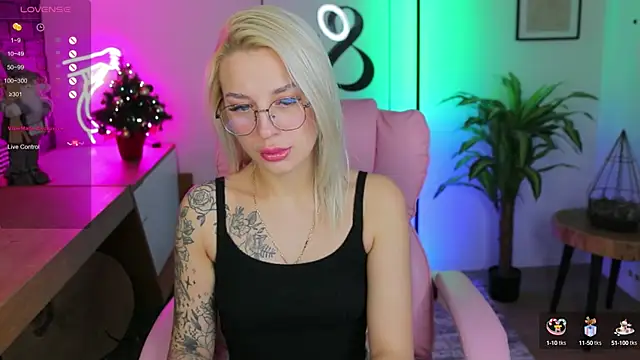 Snapshot of Crystal_Barbie chatting on 8, 1, 2025 Crystal Barbie online show from 8, 1, 2025