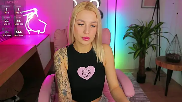 Snapshot of Crystal_Barbie chatting on 4, 3, 2025 Crystal Barbie online show from 4, 3, 2025